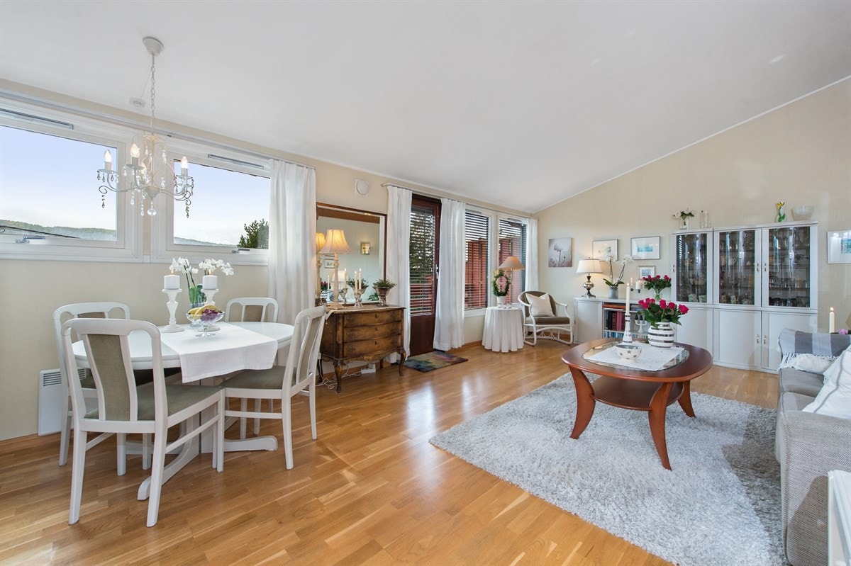 Stor stue med god plass til spisegruppe, sofagruppe og tilhørende møblement Galleribilde