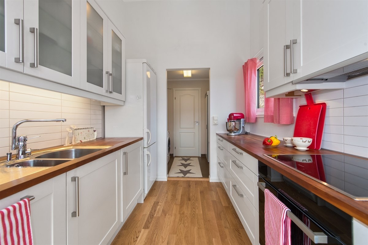 Kjøkkenet fikk ny parkett på gulv i 2018 Galleribilde