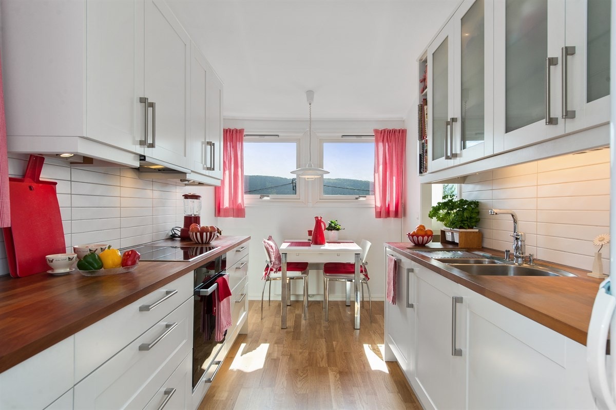 Kjøkkenet har integrerte hvitevarer herunder stekeovn, koketopp og oppvaskmaskin. Frittstående kjøleskap Galleribilde