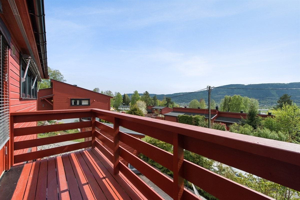 Balkongen har svært gode solforhold og flott utsikt! Galleribilde
