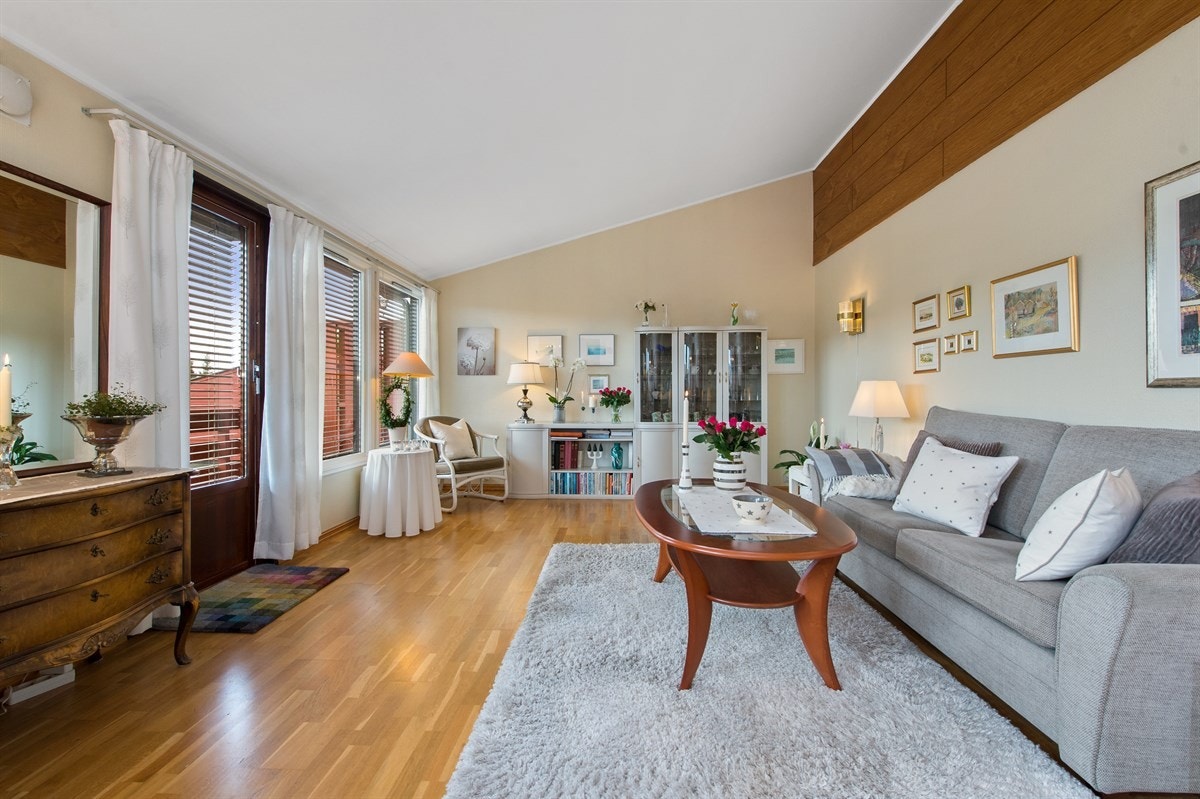 Stor og lys stue med hyggelig romfølelse Galleribilde