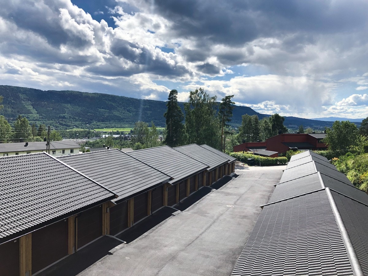 Garasjene er utstyrt med automatiske porter Galleribilde