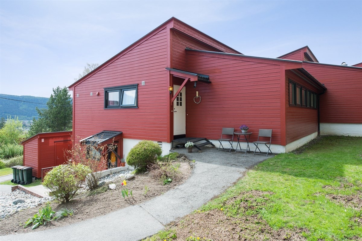 Rekkehuset har en meget god intern beliggenhet på feltet, som ligger solrikt og fredelig til - øverst ved skogkanten Galleribilde