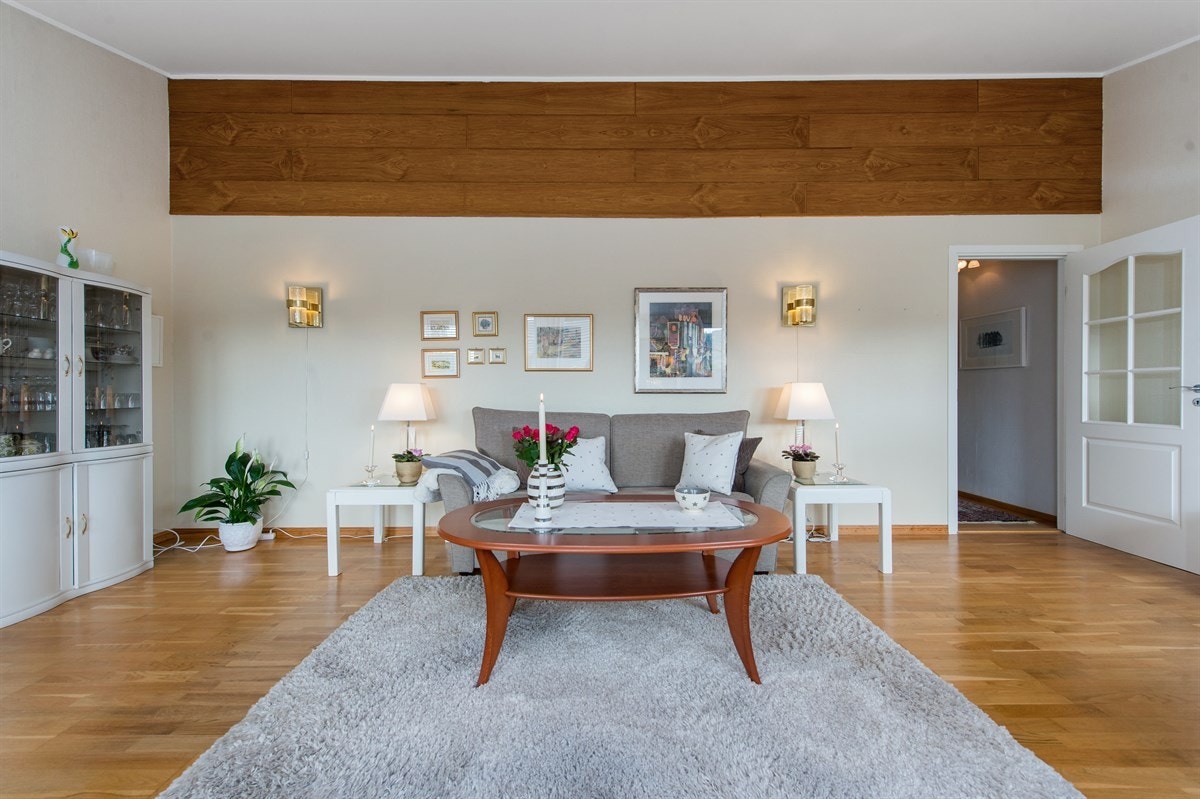 Det er svært god takhøyde i stuen Galleribilde