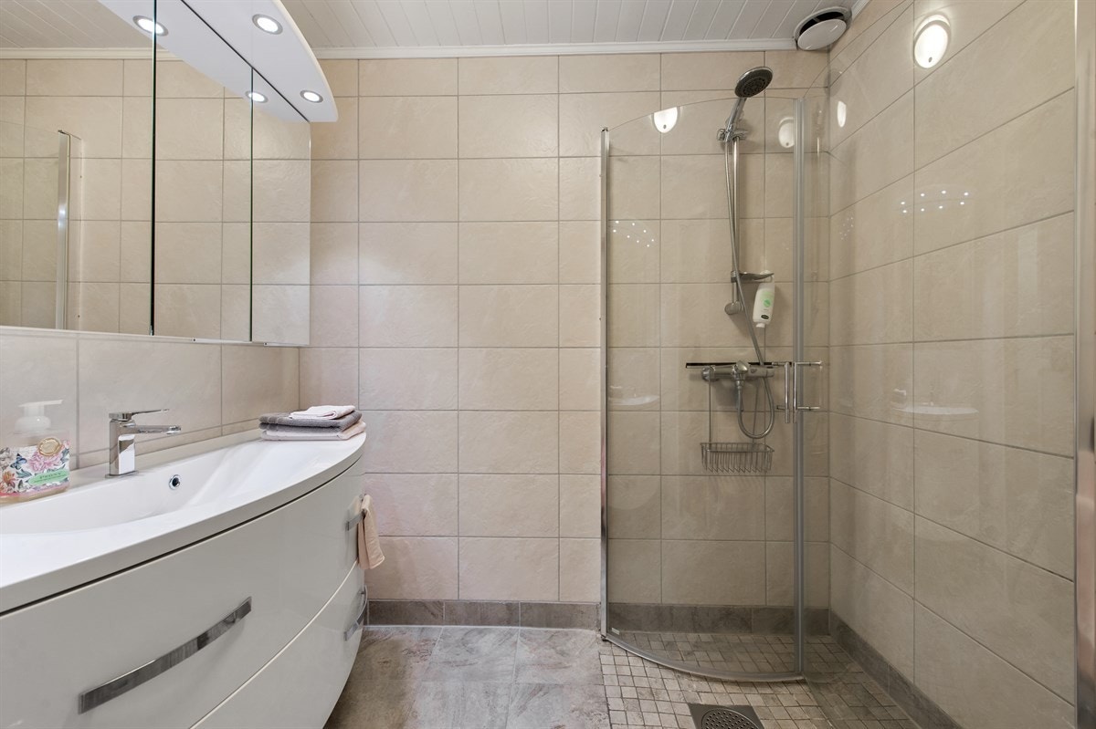 Delikat flislagt bad med varmekabler i gulv. Badet ble fornyet i 2012 Galleribilde