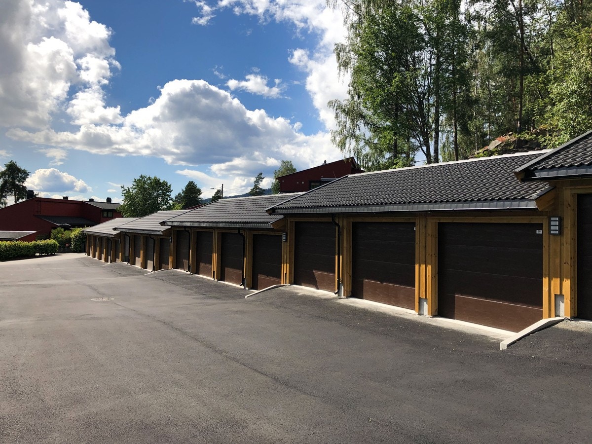 Det er god lagringsplass på loft i garasje og montert ladestasjon for elbil Galleribilde