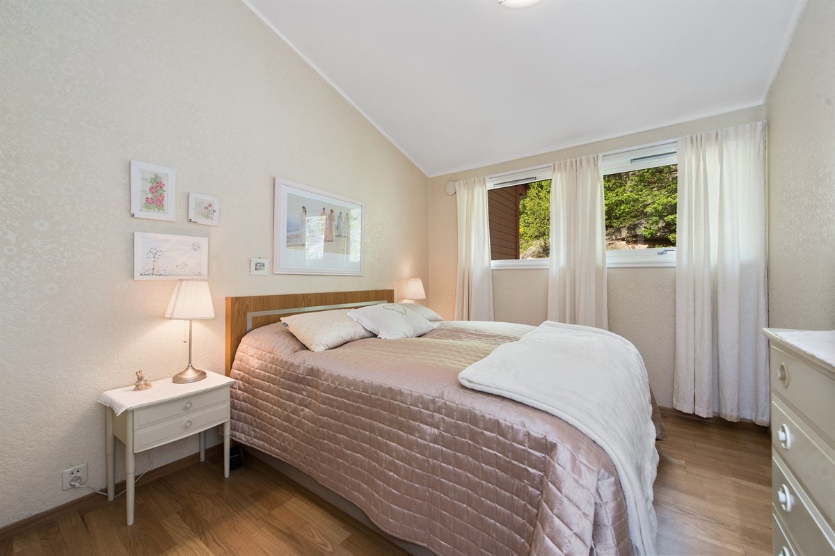 Hovedsoverommet er lyst og romslig Galleribilde