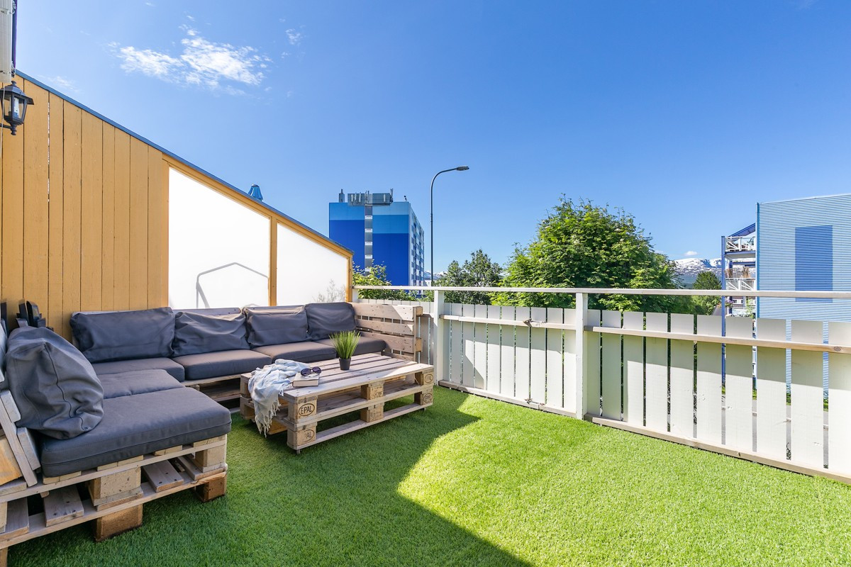 Utgang fra stue til vestvendt terrasse som byr på trivelige kvelder på solfylte dager