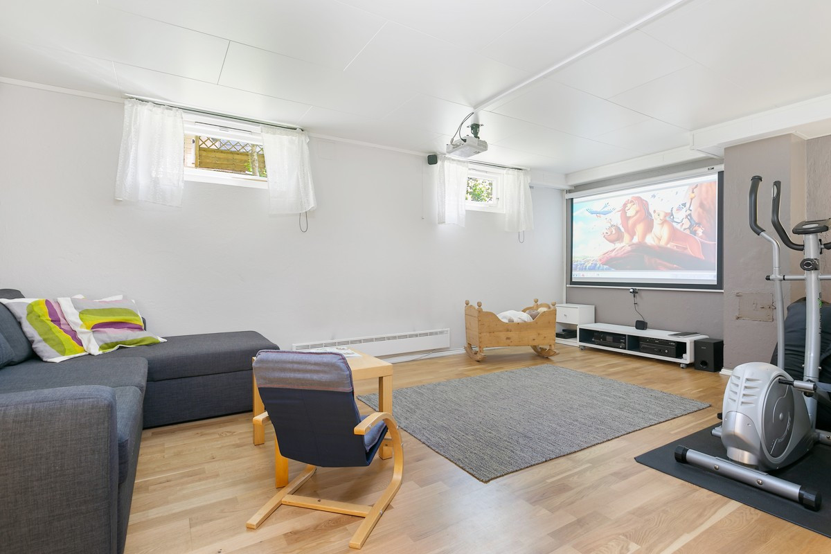 God plass på kjellerplan til TV-stue, lekeplass til barna, eller trening hvis ønskelig