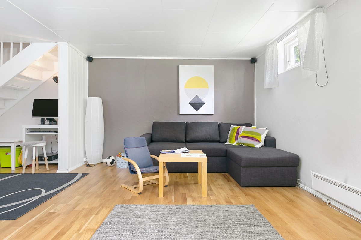 Kjellerstue er lys og fin med parkett på gulv