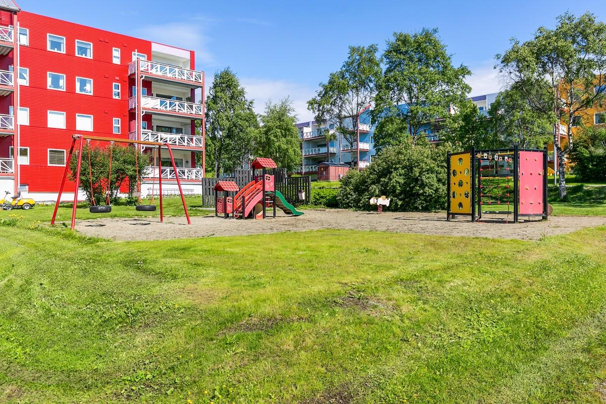 Opparbeidet uteareal med lekeplass