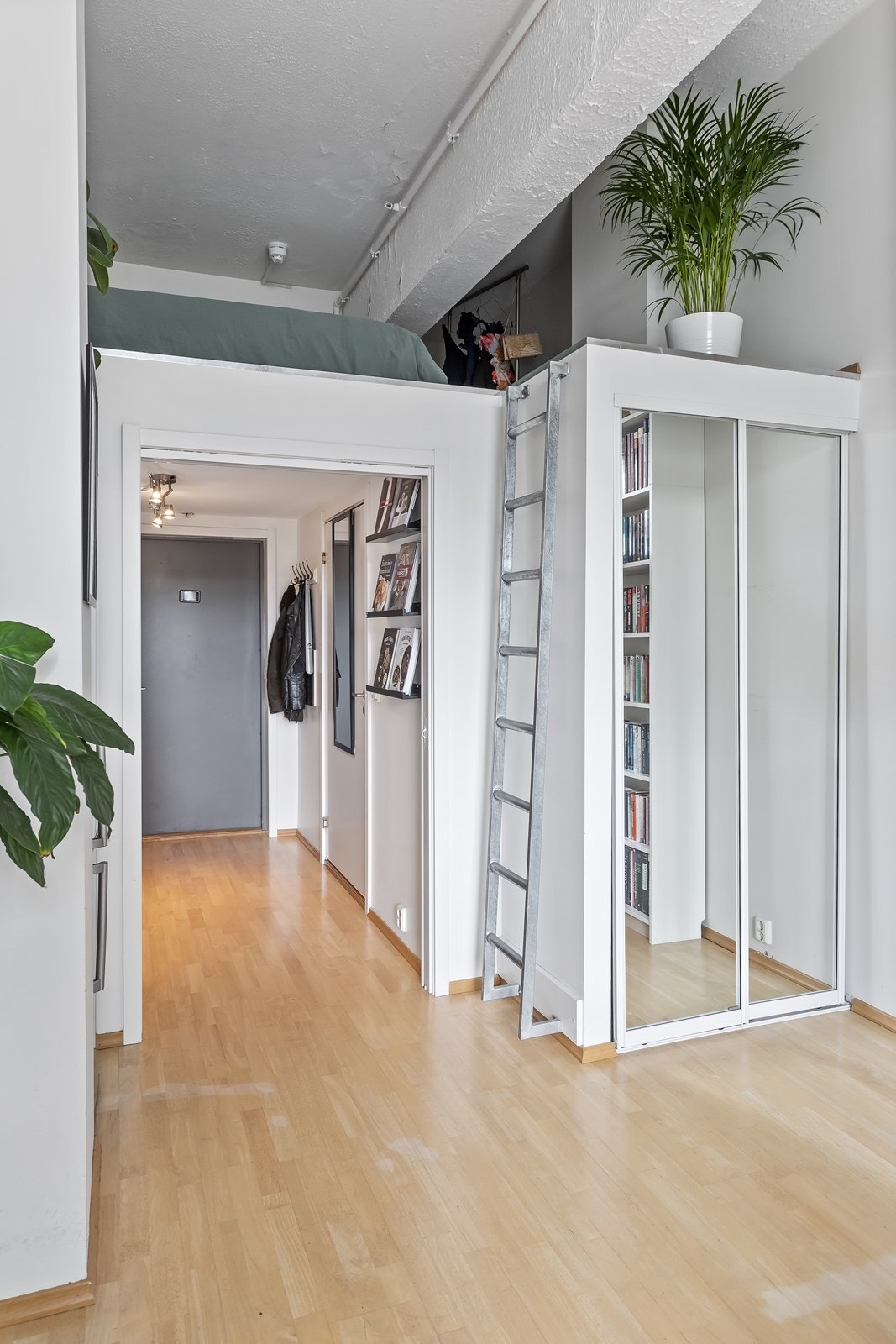 Takhøyde i stuen på hele 3,55 meter gjør at boligen oppleves romslig Galleribilde