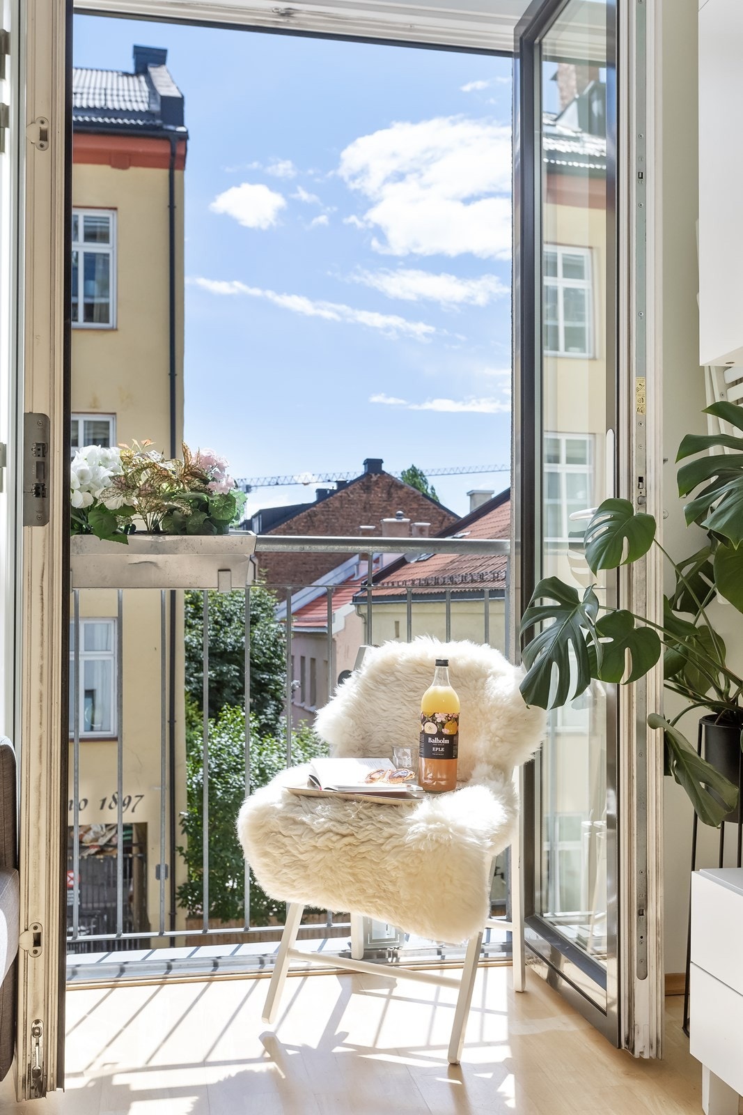 Fransk balkong med gode solforhold og hyggelig utsyn Galleribilde