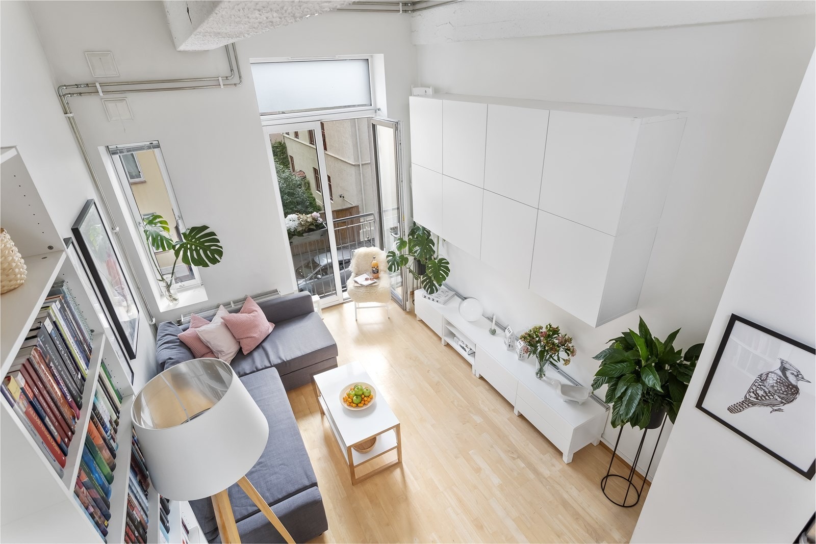 Tv-benk og fastmonterte skap på høyere vegg medfølger Galleribilde