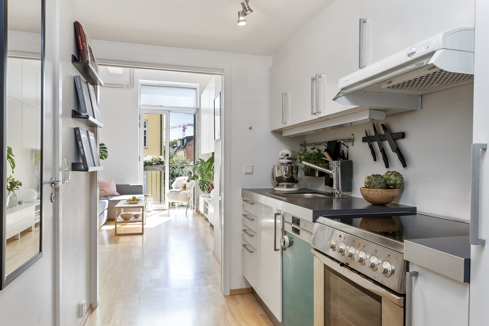 Pent kjøkken fra 2006/07 med oppvaskmaskin, kjøleskap og komfyr Galleribilde