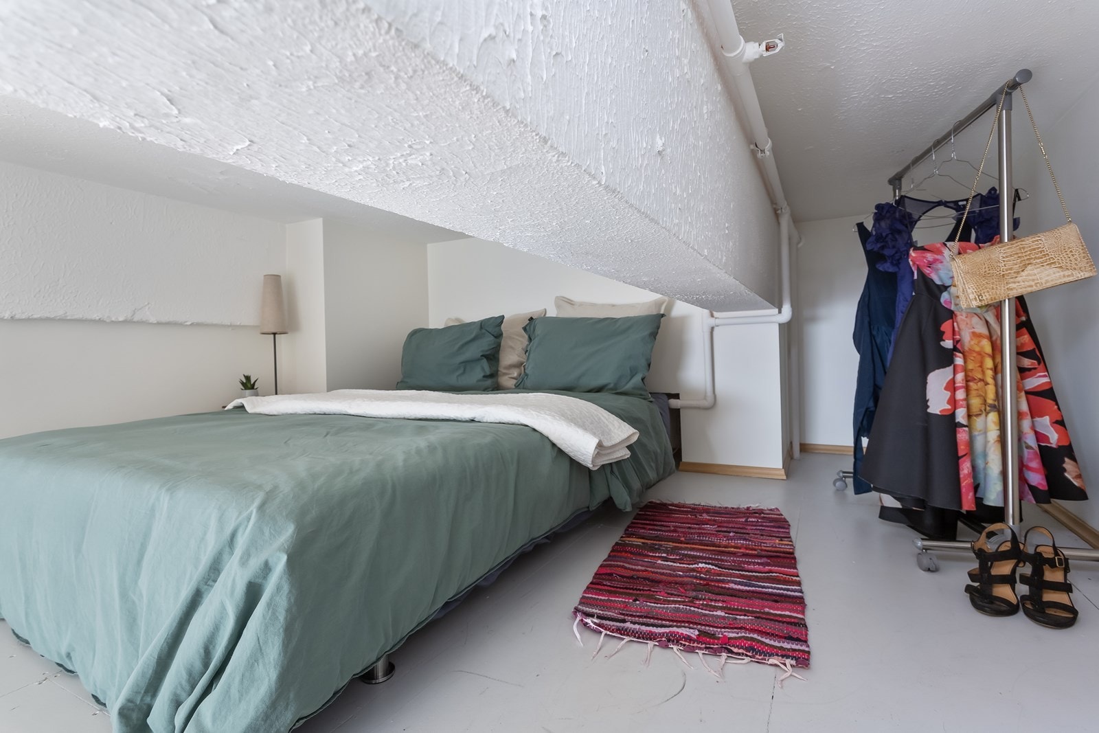 Plass til dobbeltseng og oppbevaring på hems | Takhøyde 1,28 meter Galleribilde