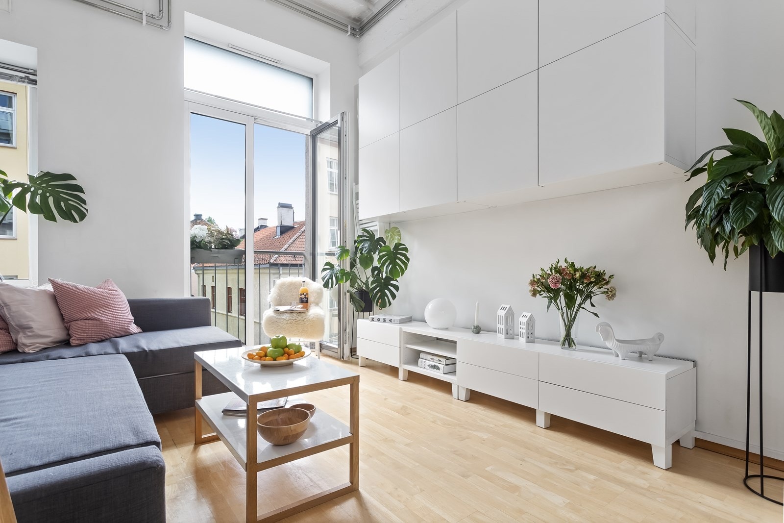 Romslig stue med plass til sofa og godt med oppbevaringsplass Galleribilde