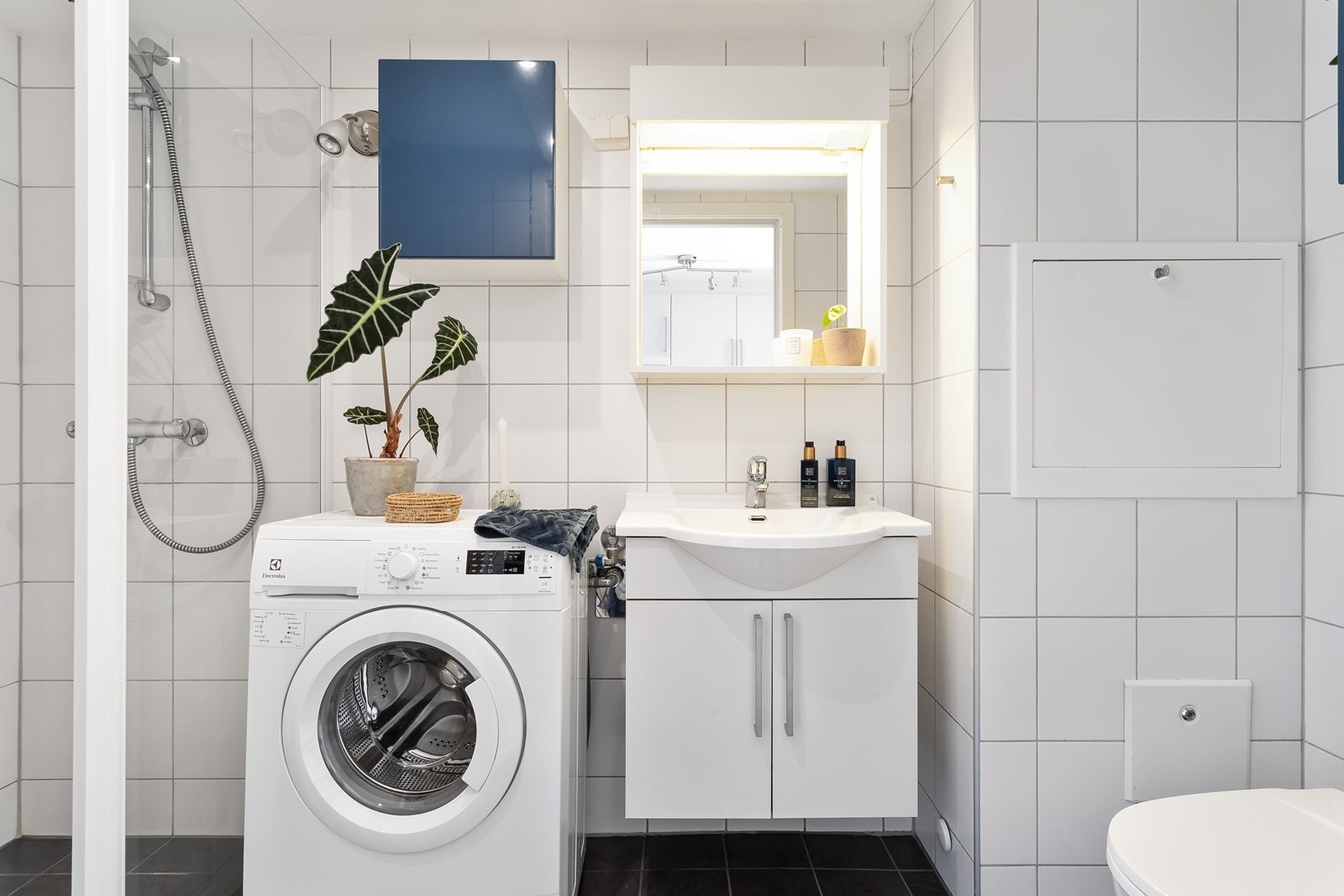 Pent og romslig bad med vaskemaskin, dusj og wc Galleribilde