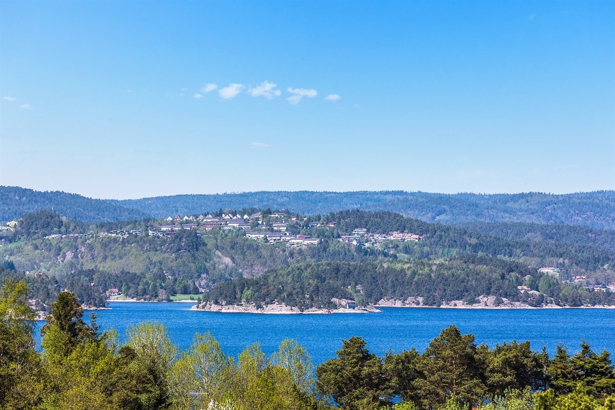 Uteplassen har utsikt mot Topdalsfjorden Galleribilde
