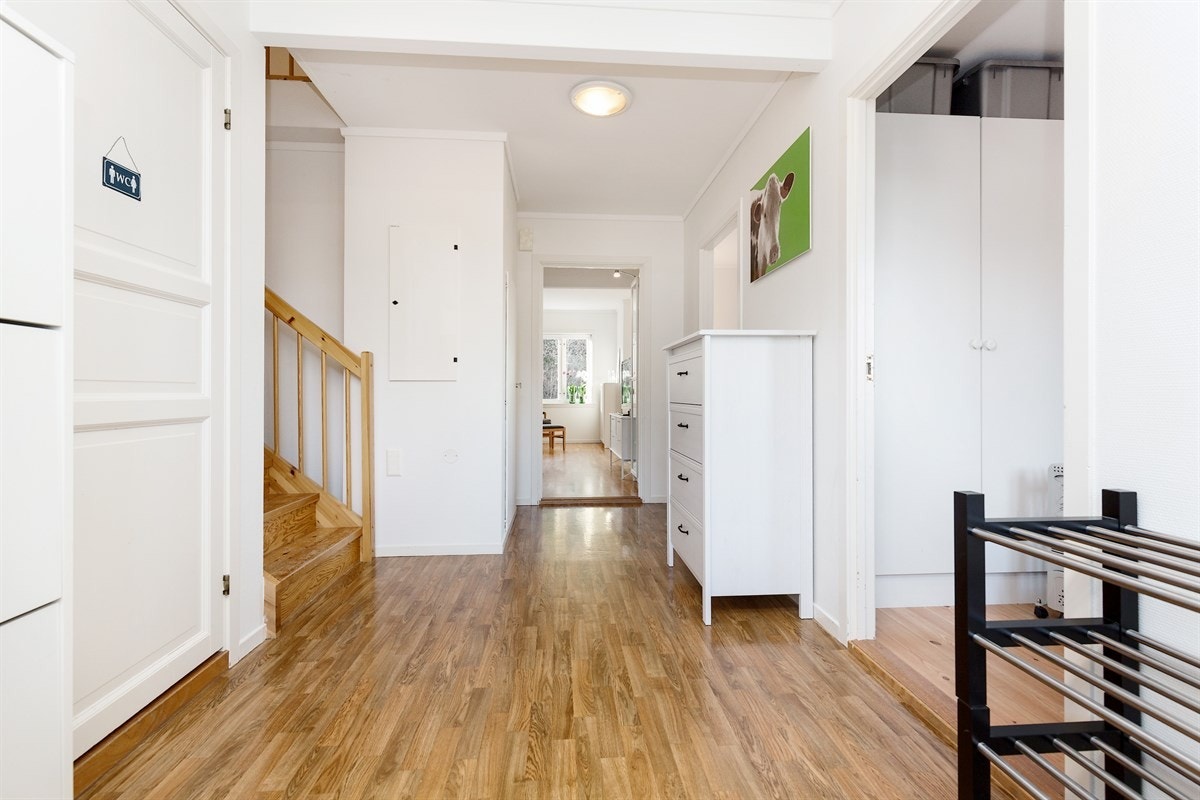 Romslig gang med god plass til garderobeløsning Galleribilde