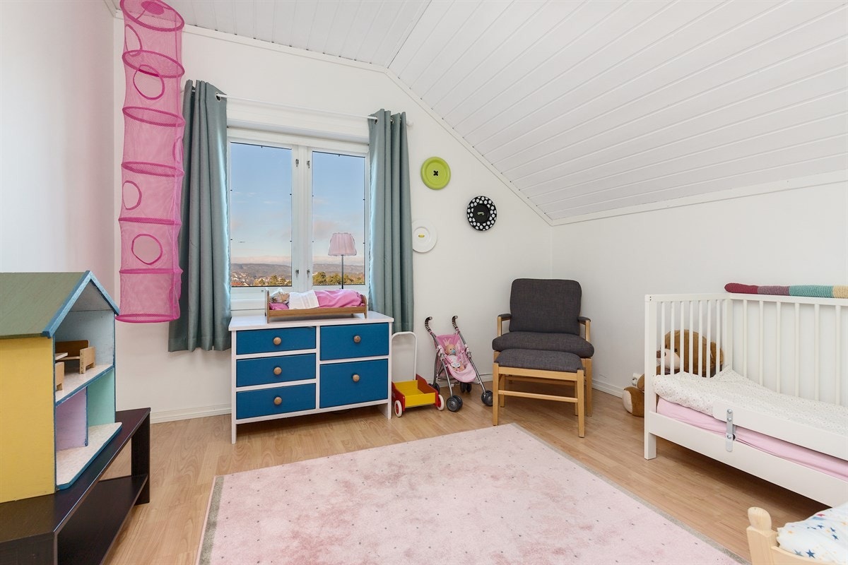 Lyst og trivelig soverom Galleribilde