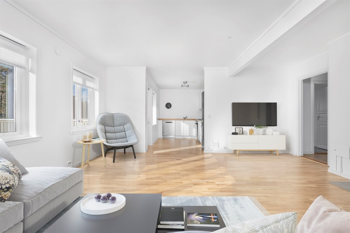 Lys stue vender mot hyggelig kjøkken og utgang veranda Galleribilde