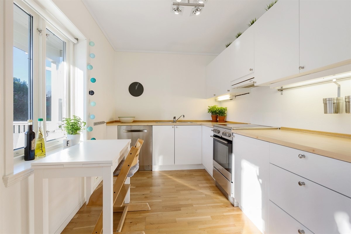 Kjøkken med praktiske arbeidsflater Galleribilde