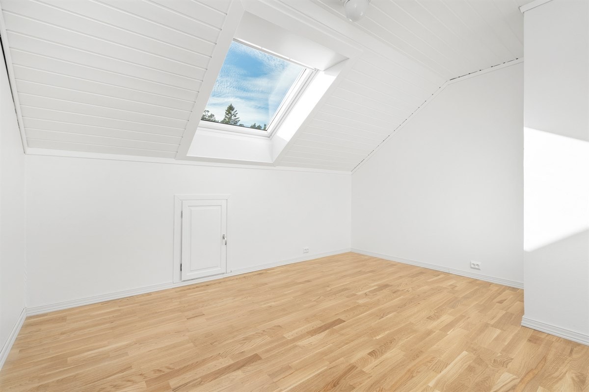 Soverom IV, dette er på kommunale tegninger avmerket som del av loftstue. Galleribilde