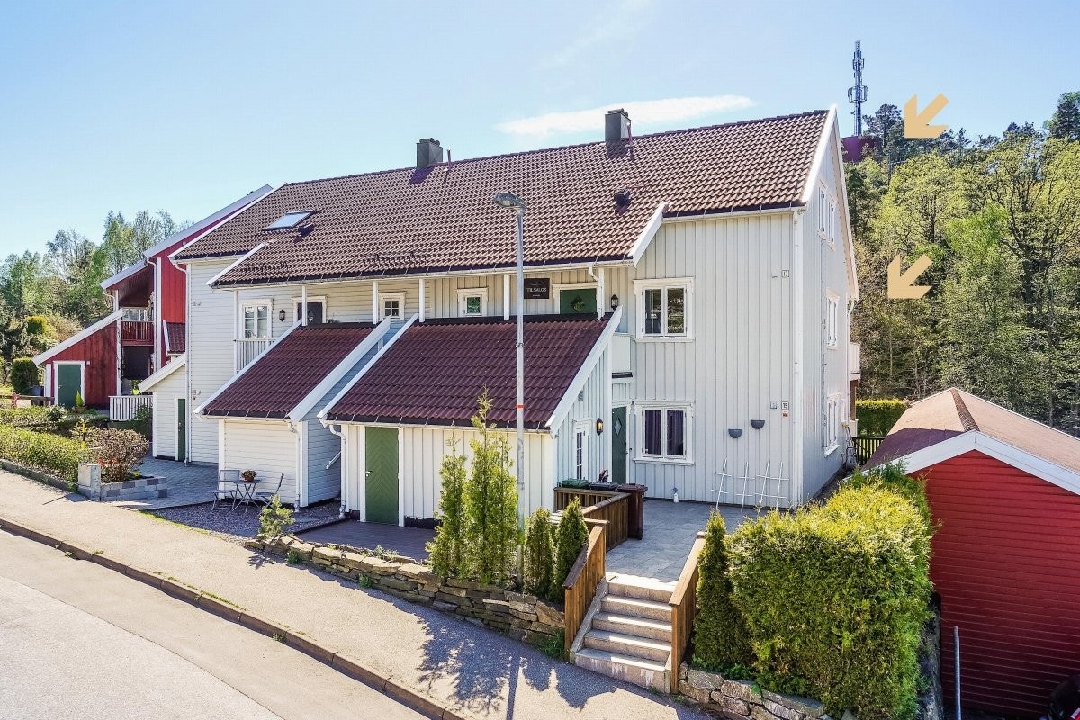 Stor leilighet over to plan med garasje, utsikt og gode solforhold Galleribilde