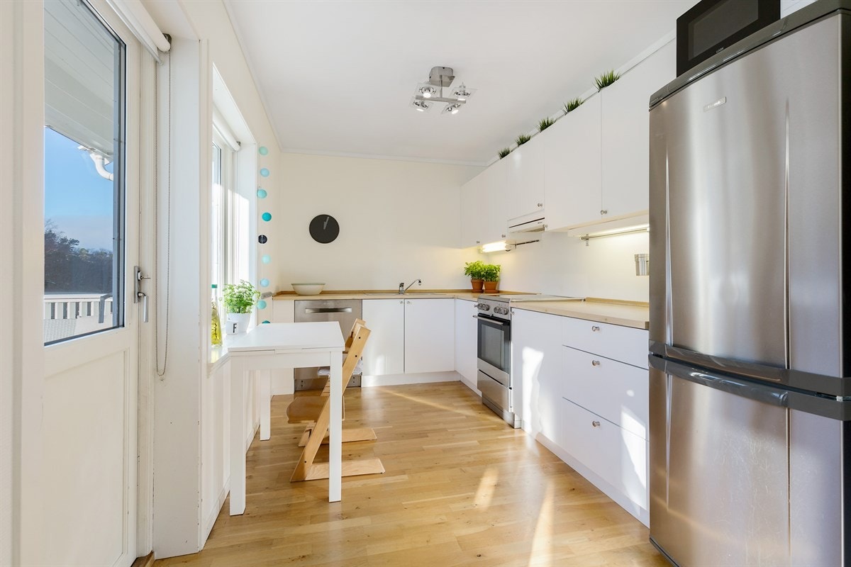 Lyst og trivelig, utgang til solrik veranda Galleribilde