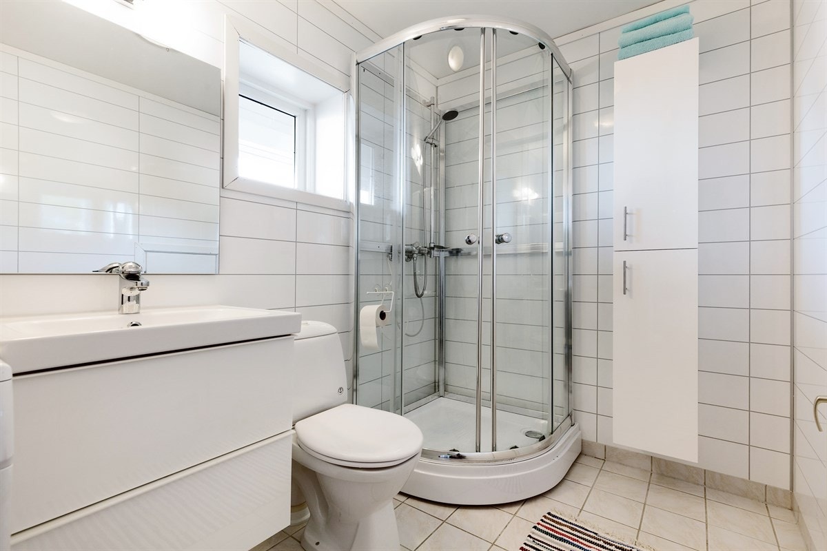 Bad med flislagt gulv med varme, dusjkabinett Galleribilde