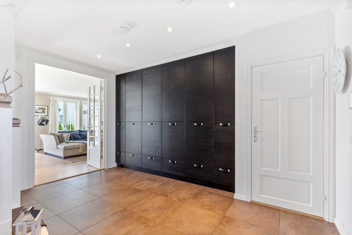 Hallen er godt utrustet med garderobeskap - høye fra Kvik med sorte fronter og håndtak i skinn. Galleribilde