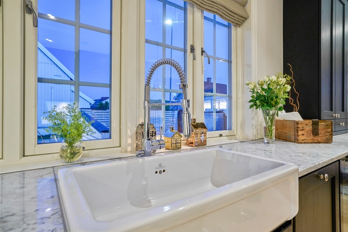 Vaskekum i porselen. Galleribilde