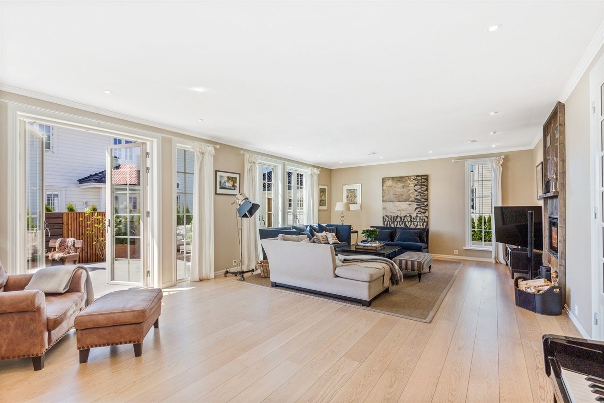 Stuen er møbleringsvennlig med god plass. Galleribilde