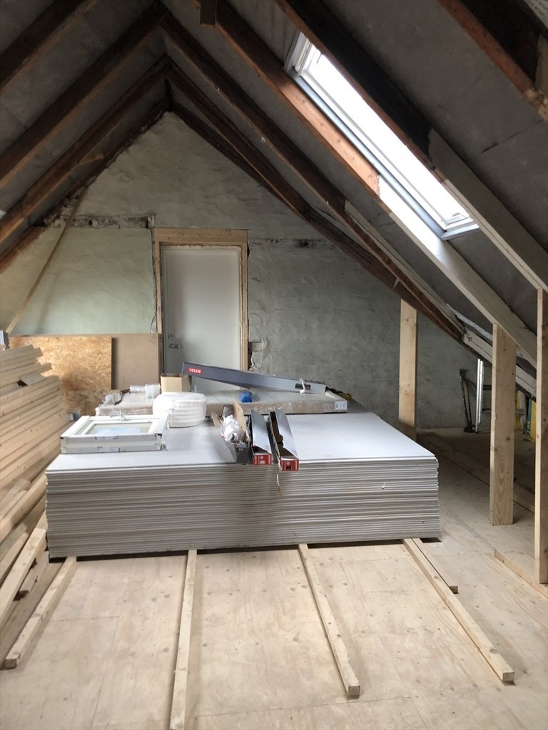 På loftet er alt tilrettelagt, og materialer er bært opp. Taket er nylig skiftet og Velux vinduer er satt inn. Galleribilde