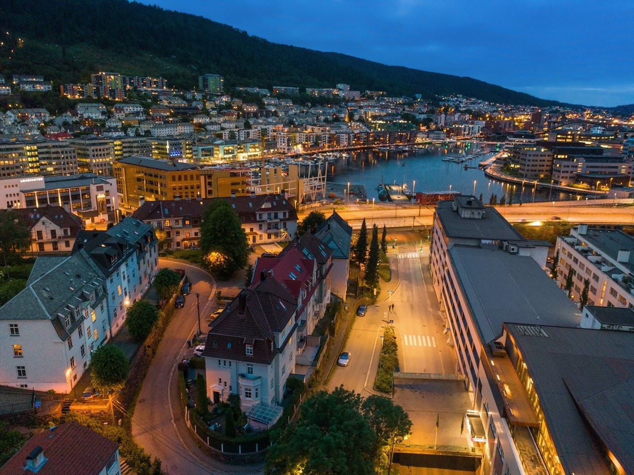 Det er gangavstand til Haukeland sykehus, Bergen sentrum og Kronstad . Galleribilde