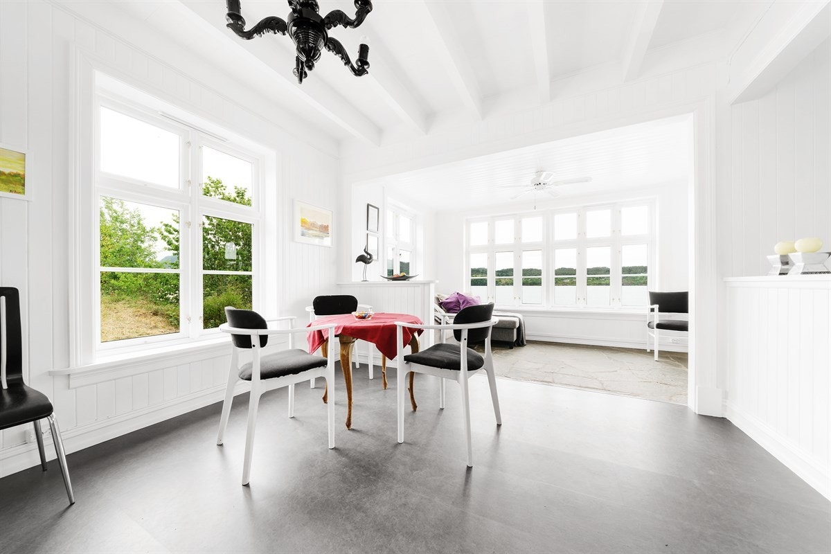 God plass til mange rundt bordet. Galleribilde
