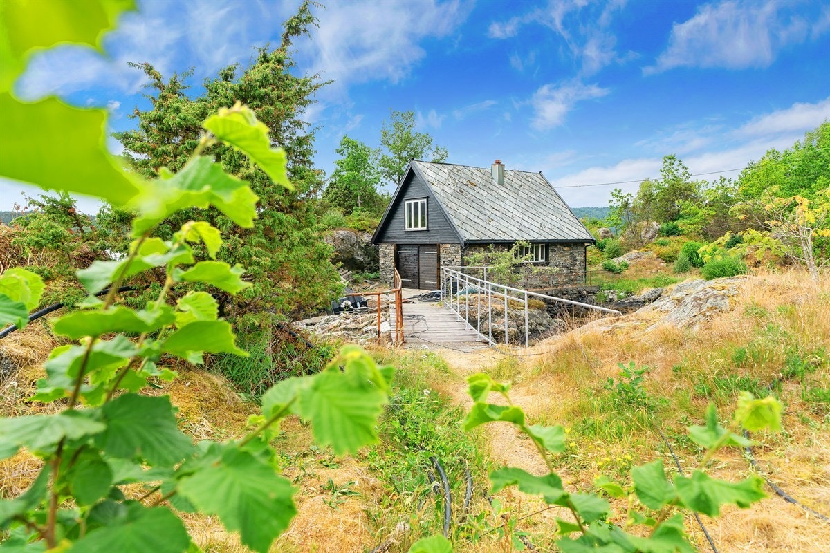 Naust i første etasje, innredet gjestehus i andre etasje. Galleribilde