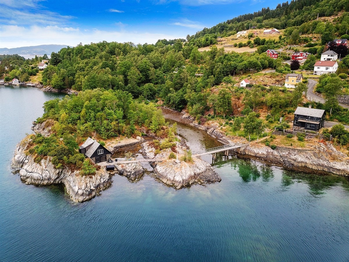 Velkommen til denne perlen - Stranda 822! Bestående av hytte og innredet naust på egen øy. Galleribilde