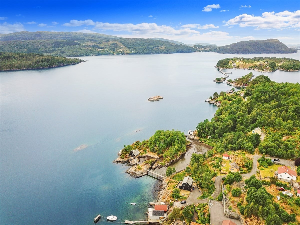 Beliggende i landlige og fredelige omgivelser i Hindenesfjorden. Galleribilde