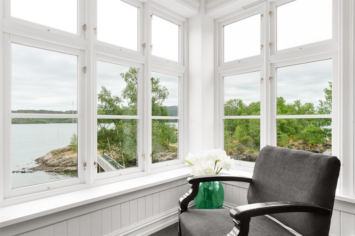 Utsikt mot sjø og egen øy som tilhører eiendommen. Galleribilde