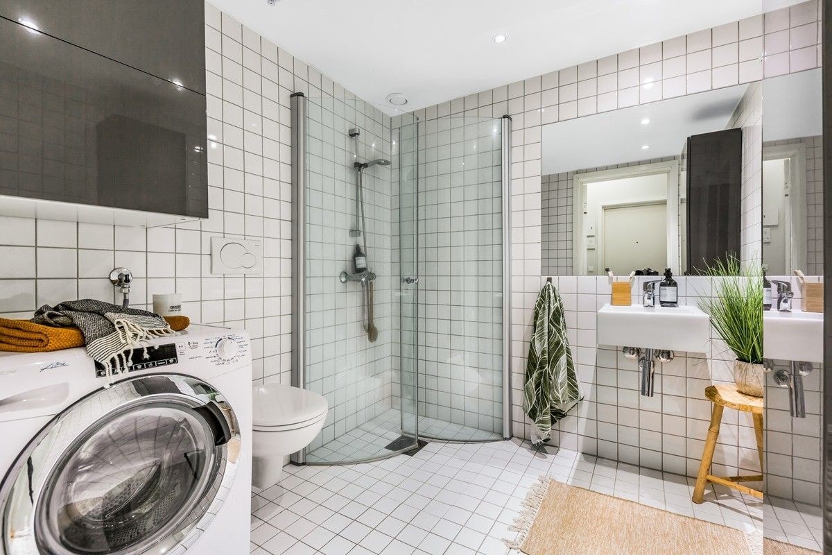 Flislagt baderom med vaskemaskin. Galleribilde