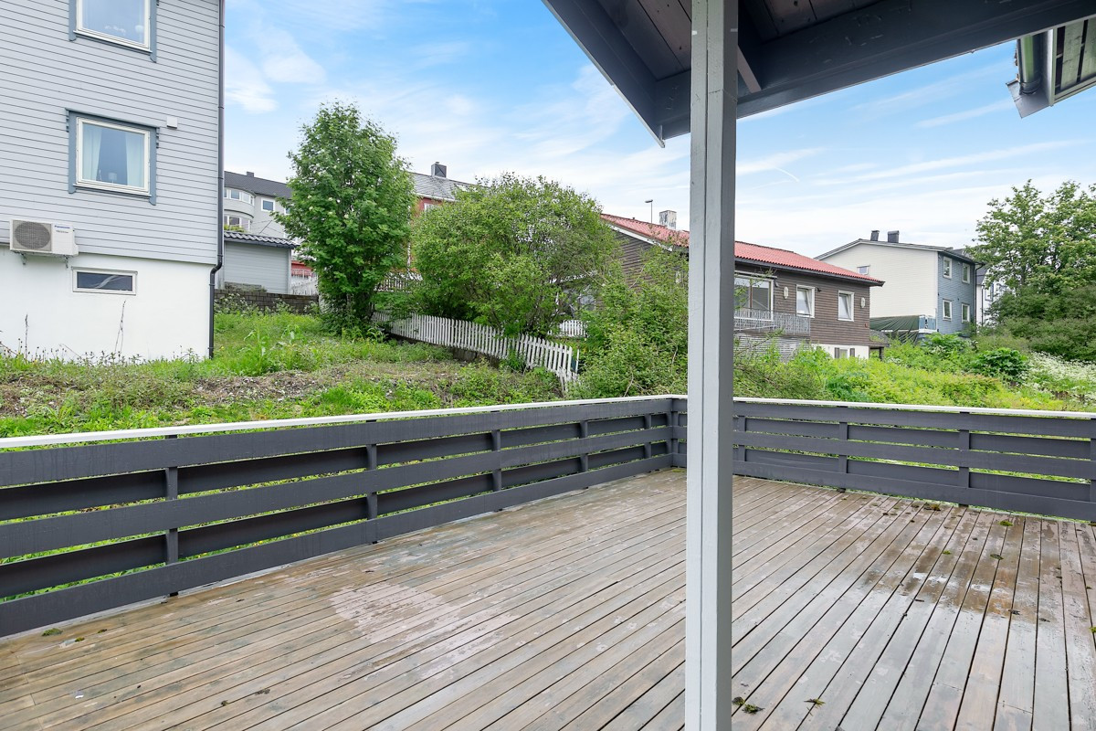 Stor vestvendt terrasse på 24 kvm i tilknytning til inngangspartiet