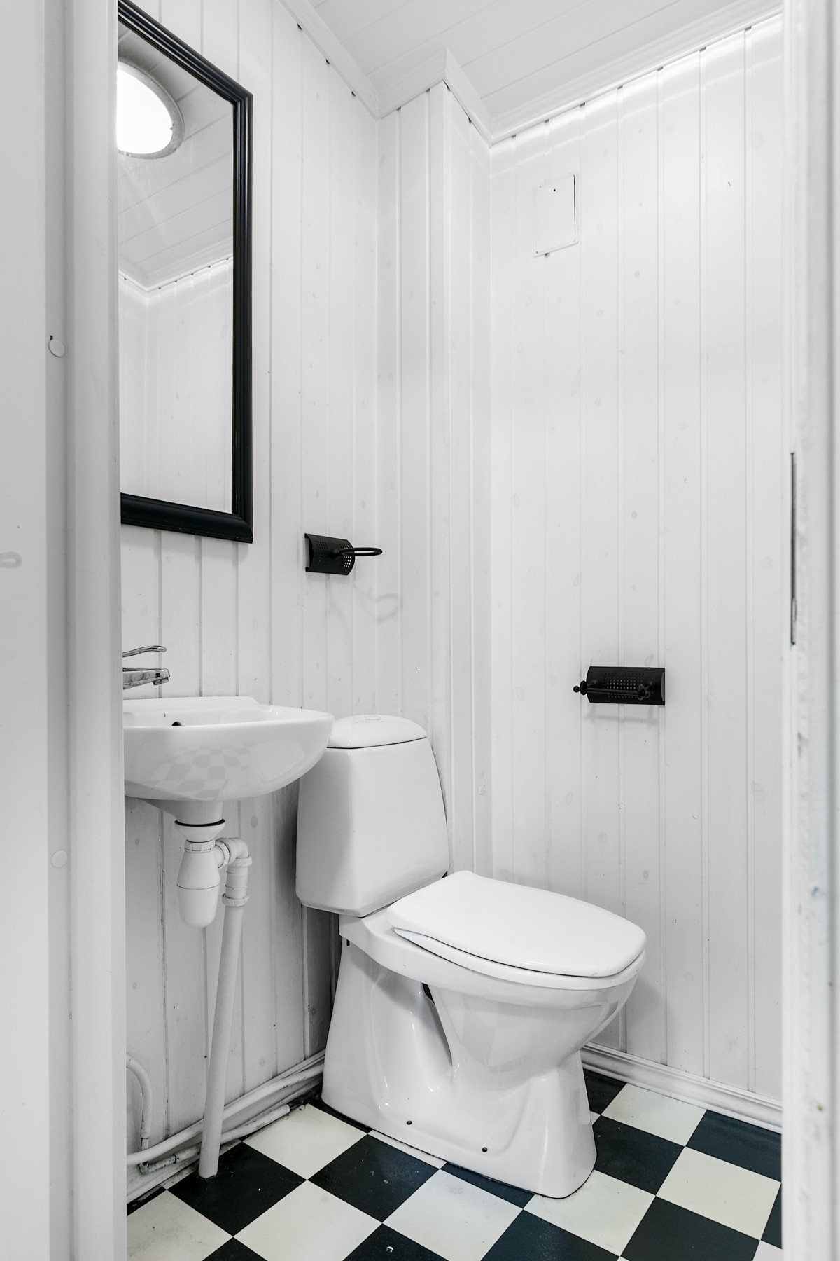 Ekstratoalett i 1. etasje er innredet med wc og servant