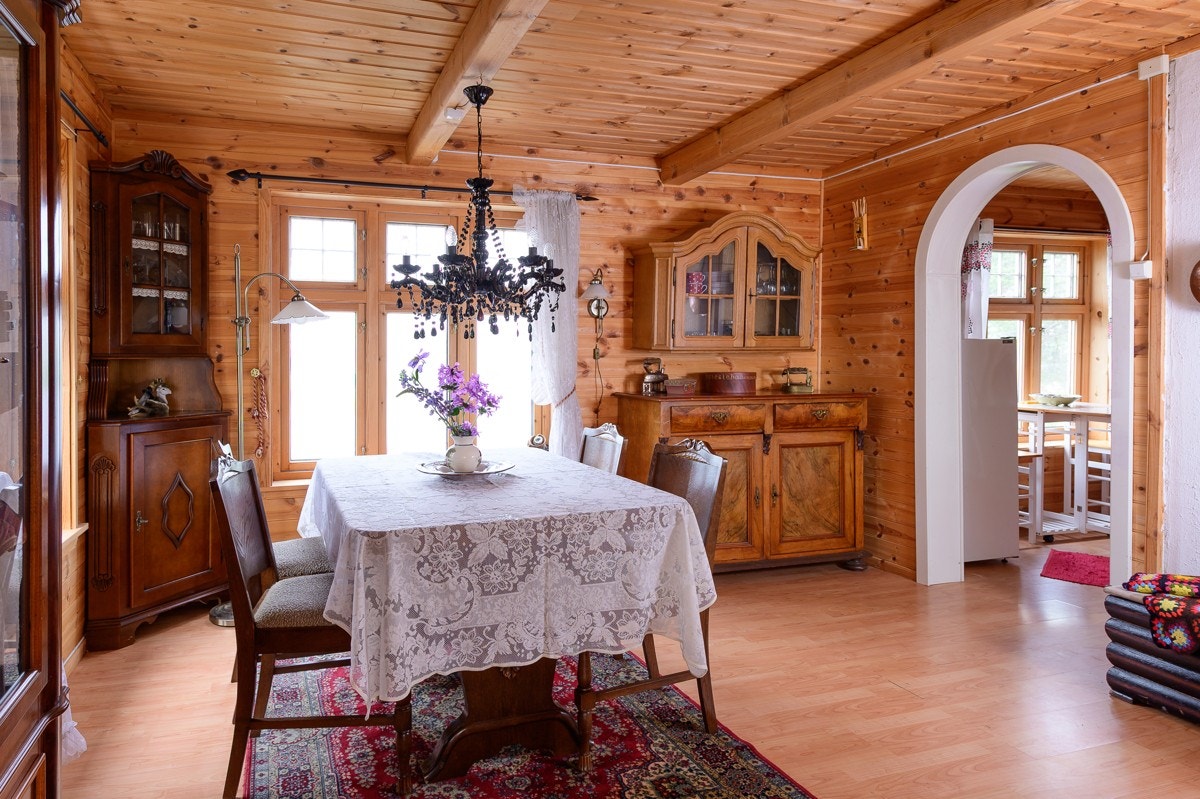 God plass til spisestue som har oppvarming via teglsteinspipe. Galleribilde