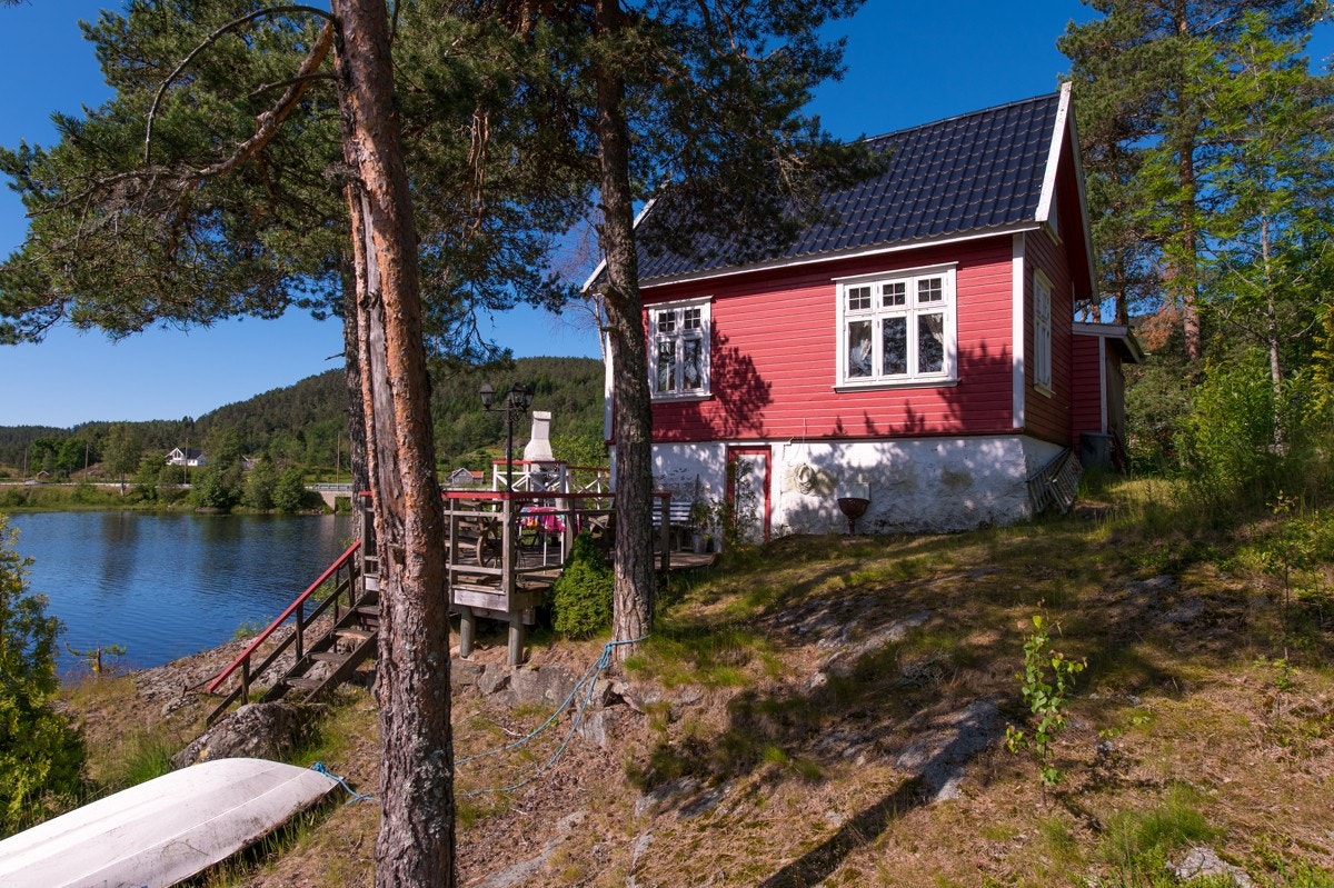 Koselig hytte med solrik og flott usjenert uteplass med båt og bademuligheter. Galleribilde