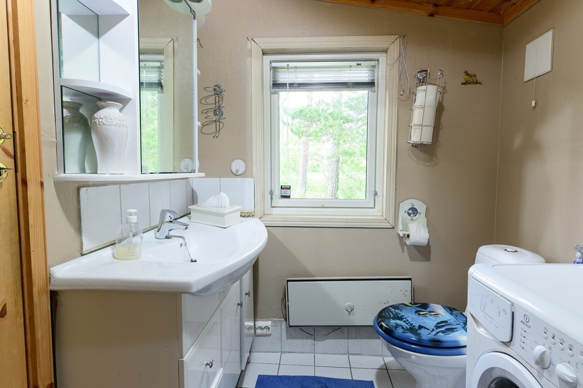 Badet innehar vask, dusjvegger og toalett. Galleribilde