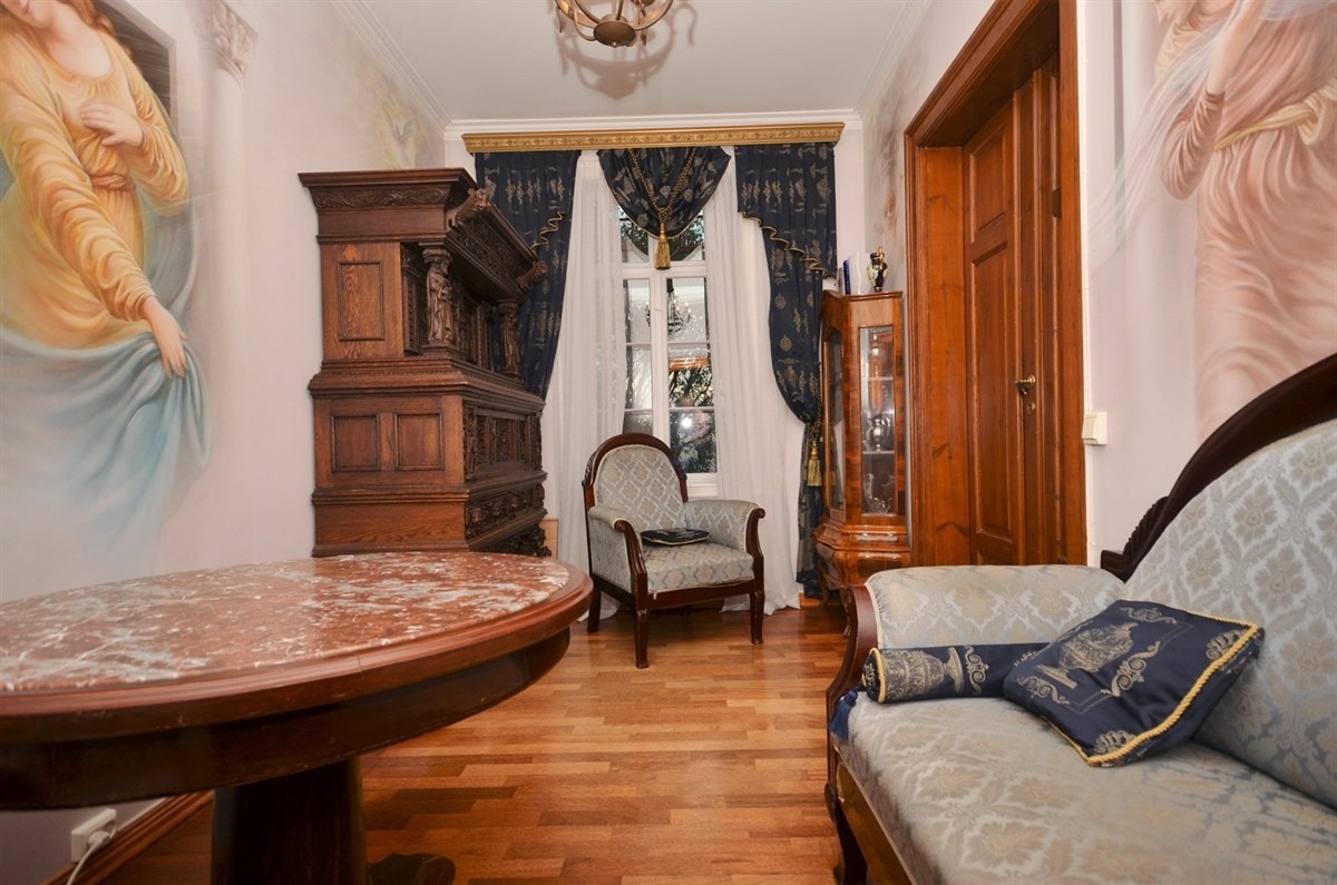 Forstuen/biblioteket har har vakre veggmalerier. Galleribilde