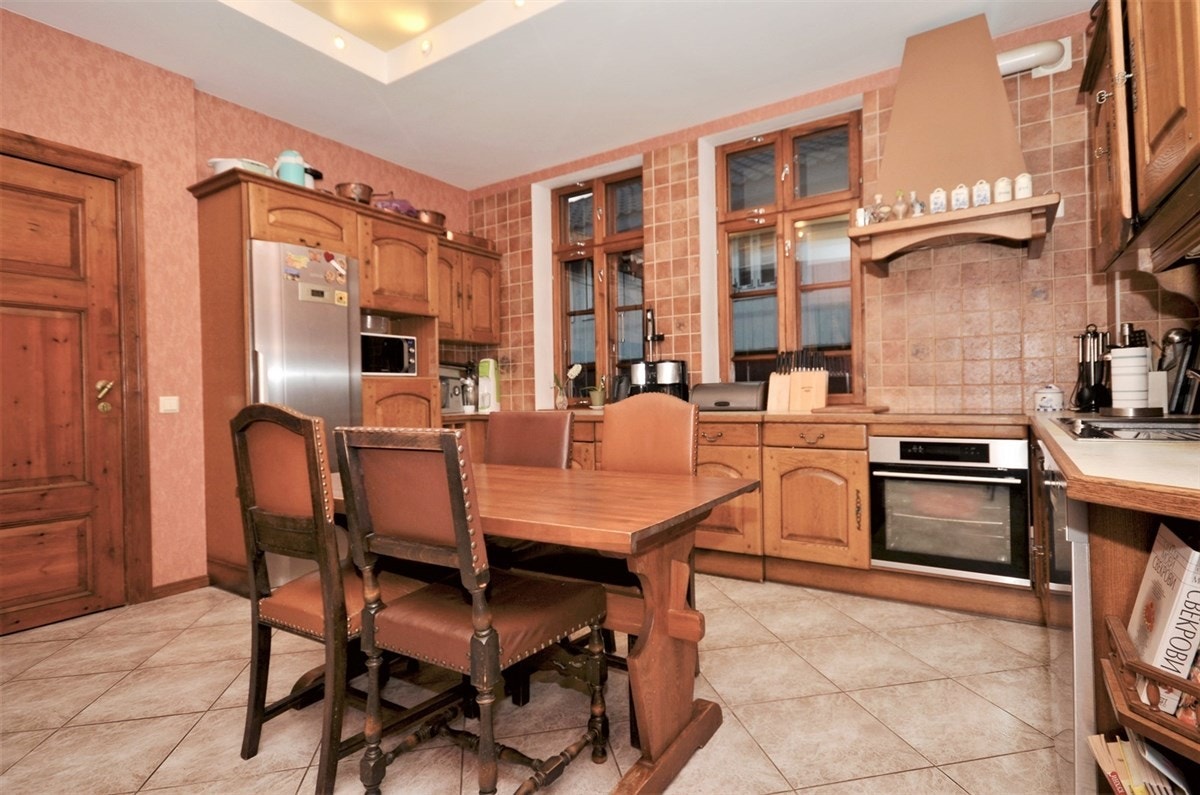 Kjøkkenet har god plass til spisebord. Galleribilde