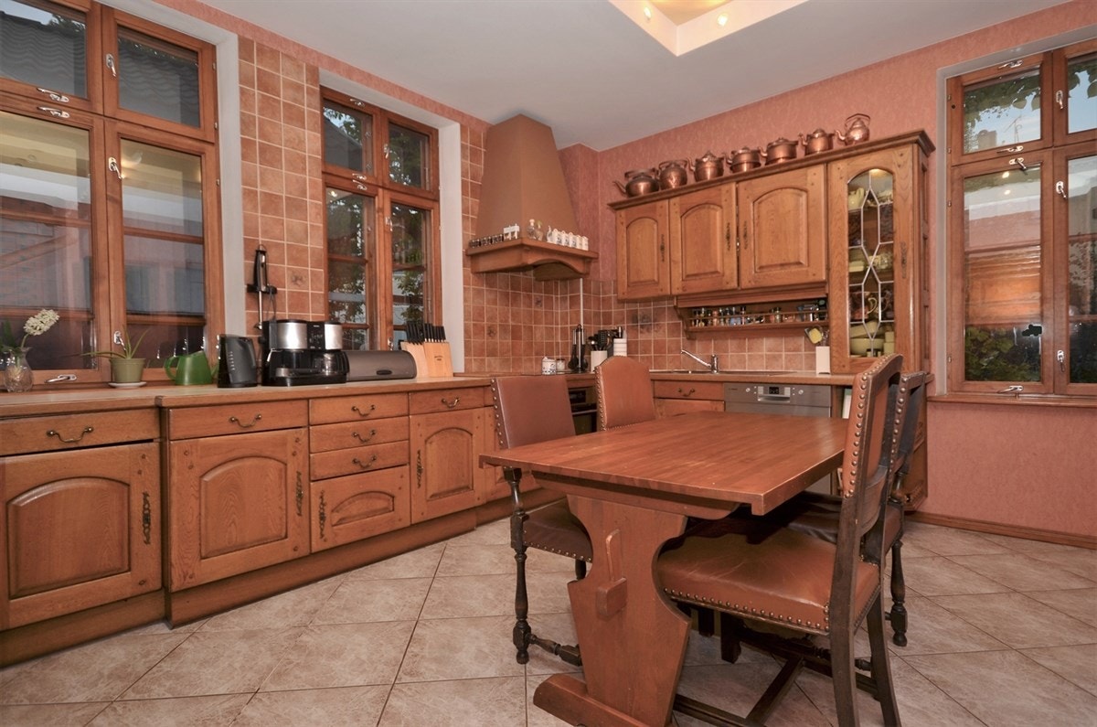 Kjøkken med god benkeplass og store lysflater. Galleribilde